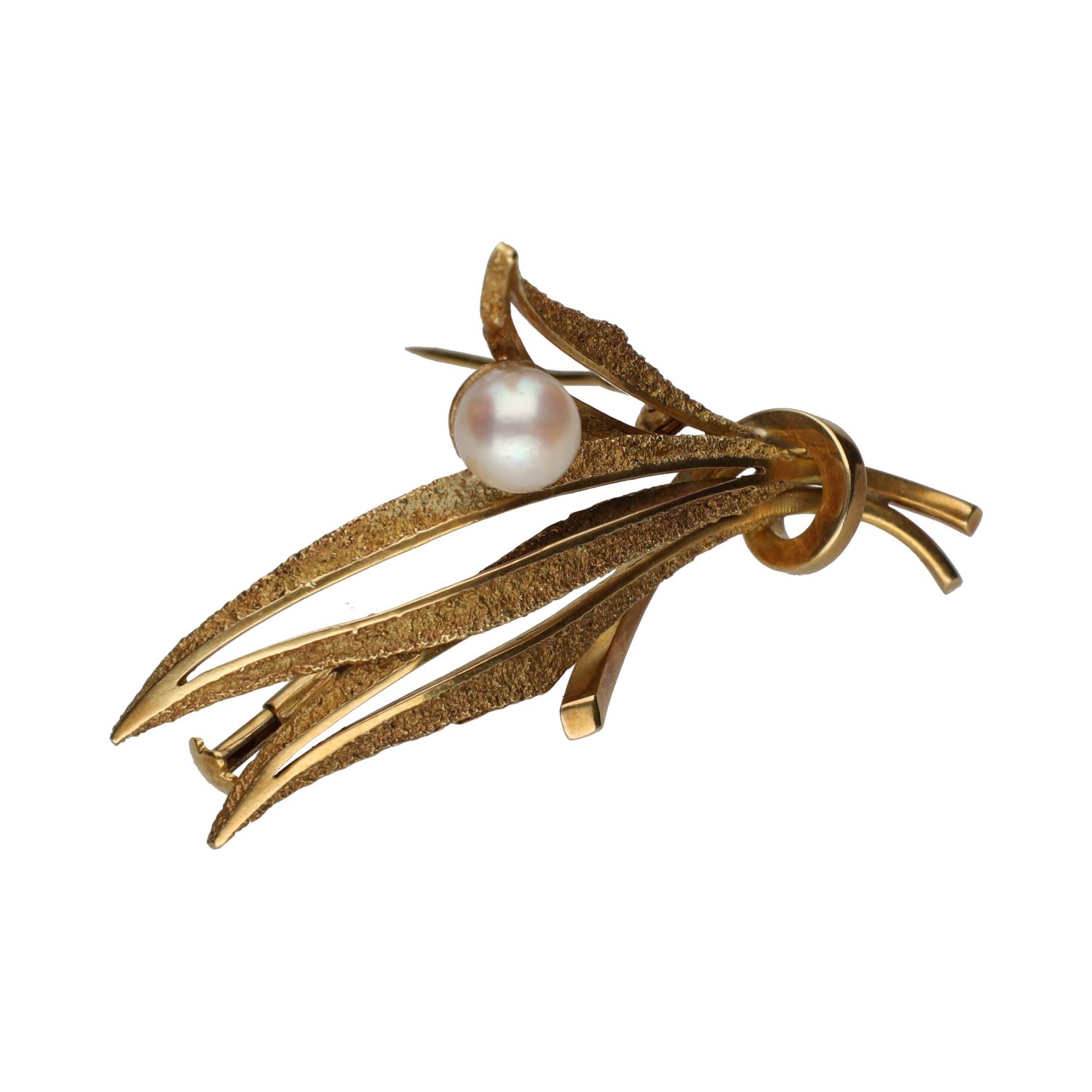 Broche en oro amarillo con perla.