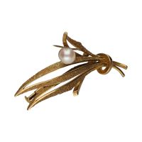 Broche en oro amarillo con perla.