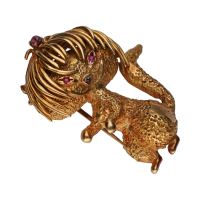 Broche con forma de gato en oro amarillo.