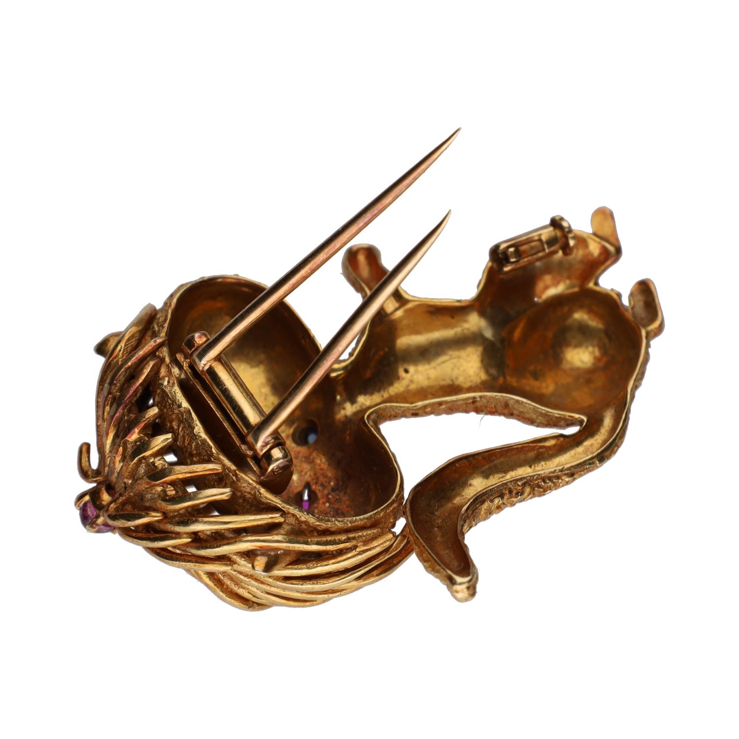 Broche con forma de gato en oro amarillo.