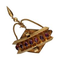 Broche antiguo en oro amarillo con amatistas.