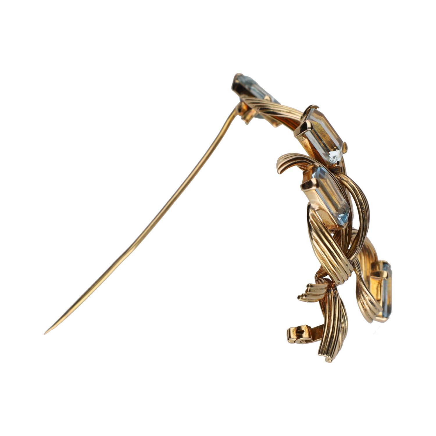 Broche en oro amarillo con agua marinas.