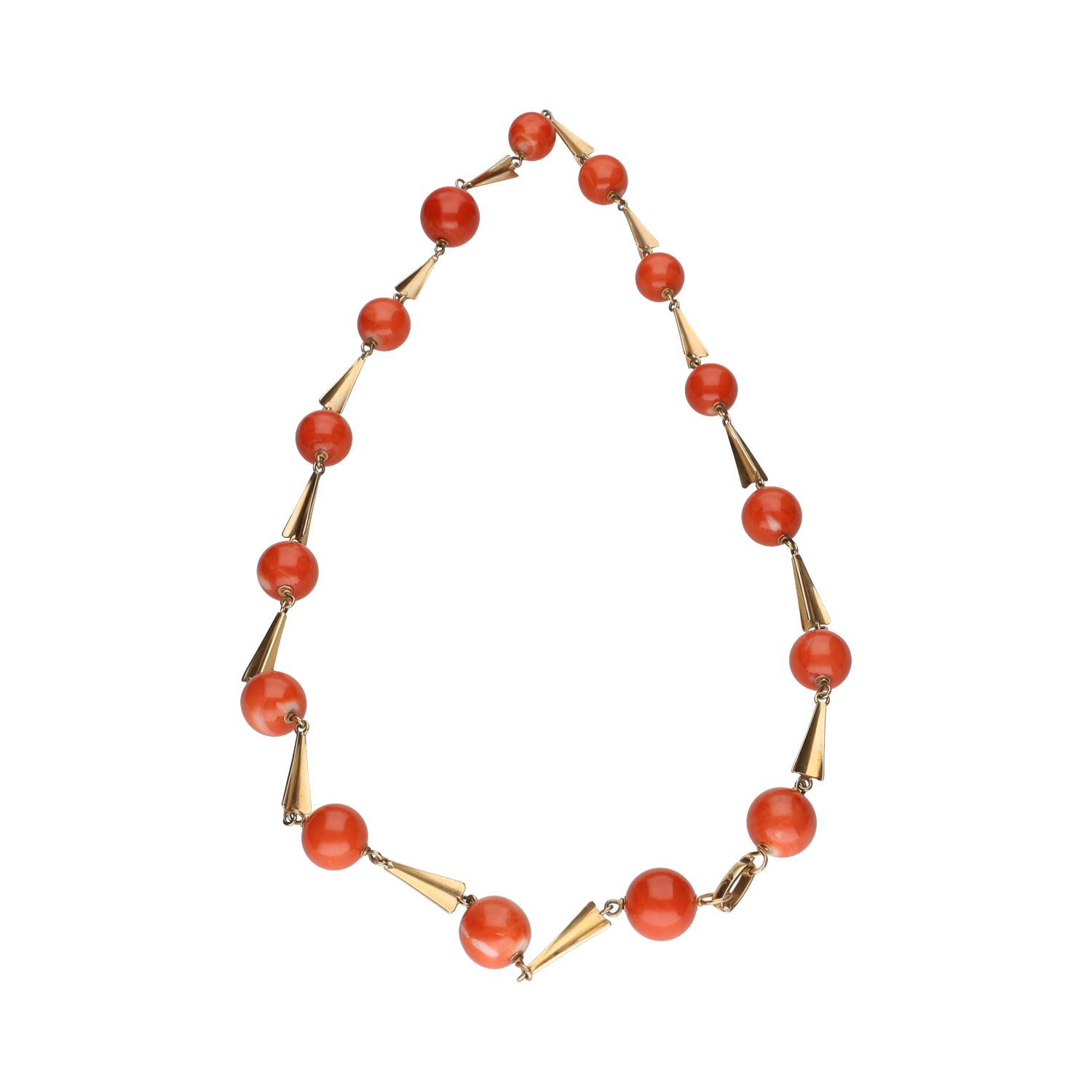 Collar en oro amarillo con bolas de coral.