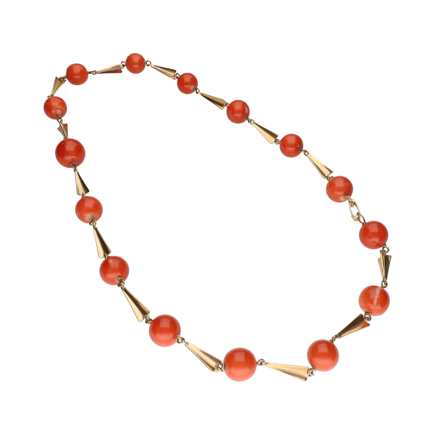 Collar en oro amarillo con bolas de coral.