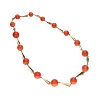 Collar en oro amarillo con bolas de coral.