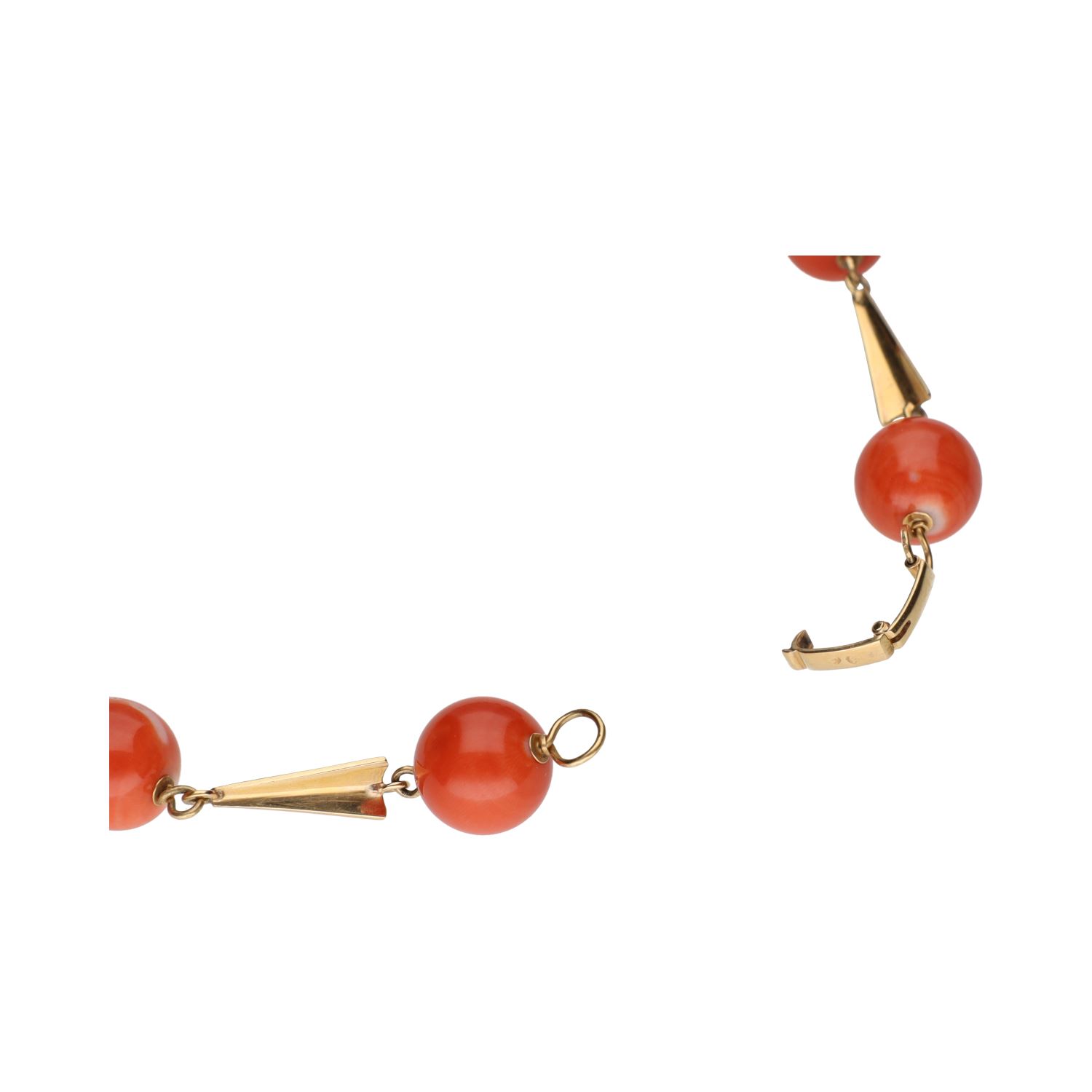 Collar en oro amarillo con bolas de coral.
