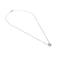 Collar con cadena y colgante en oro amarillo con un brillante.