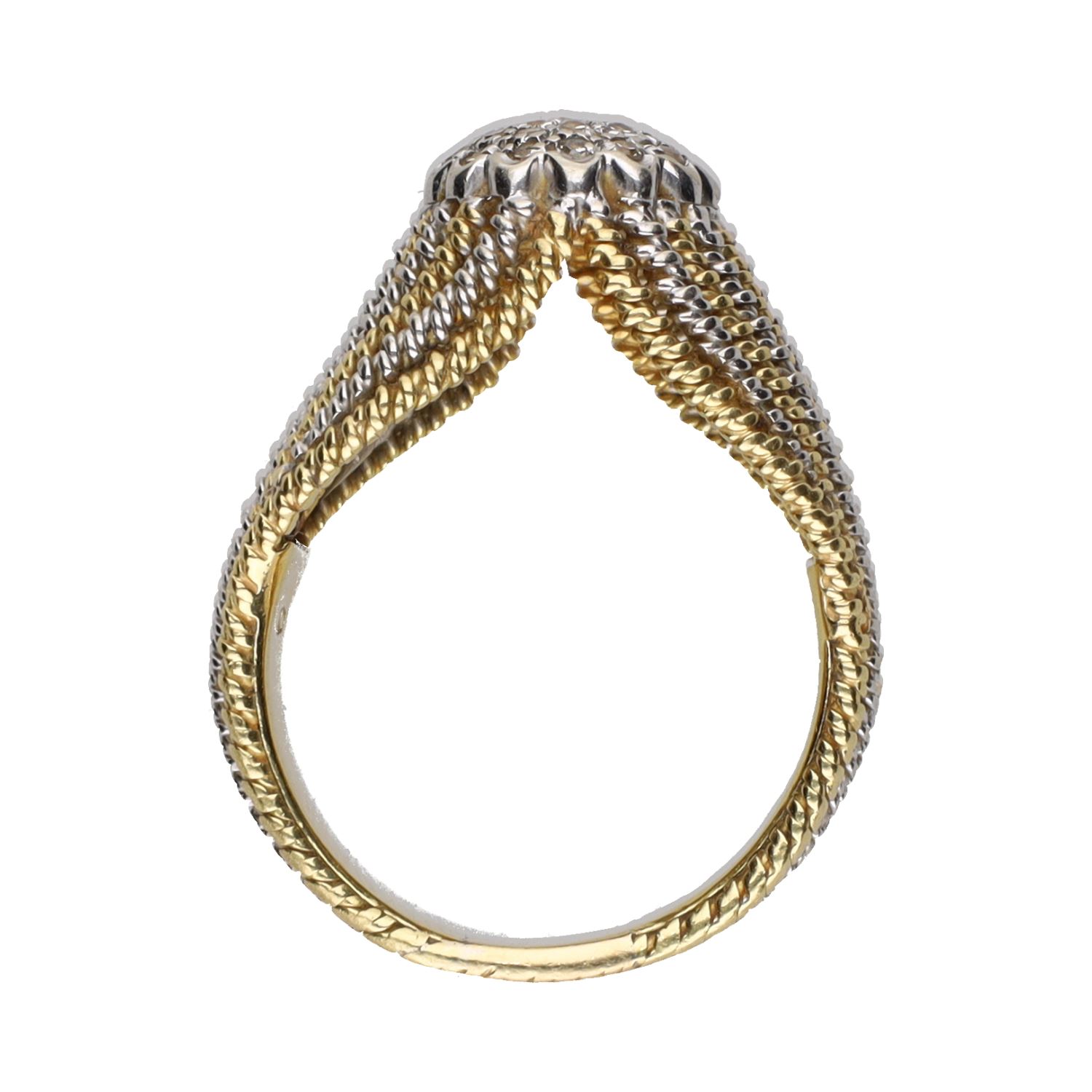 Sortija en oro amarillo y oro blanco con brillantes. Talla 18.