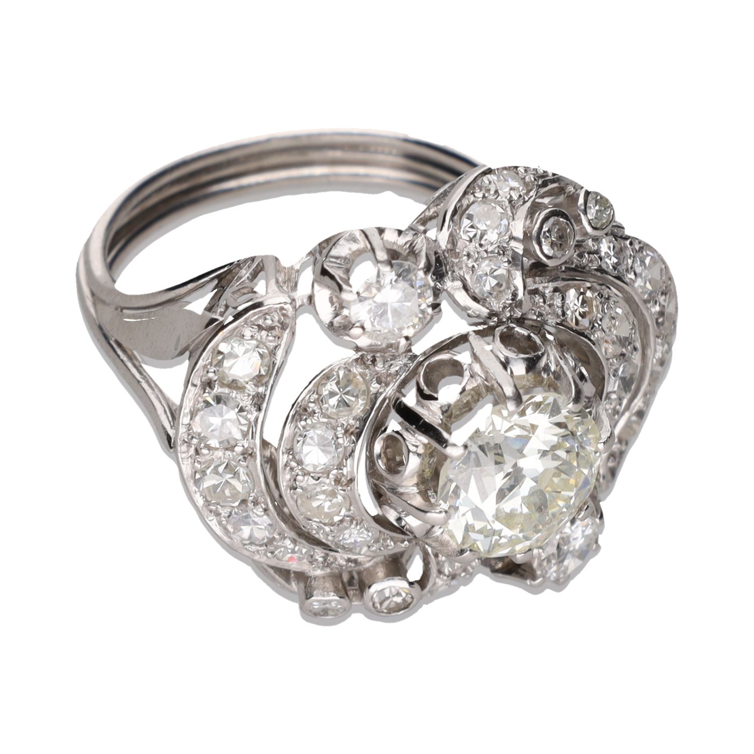 Sortija en oro blanco con brillante central y detalles con diamantes. Talla 13.