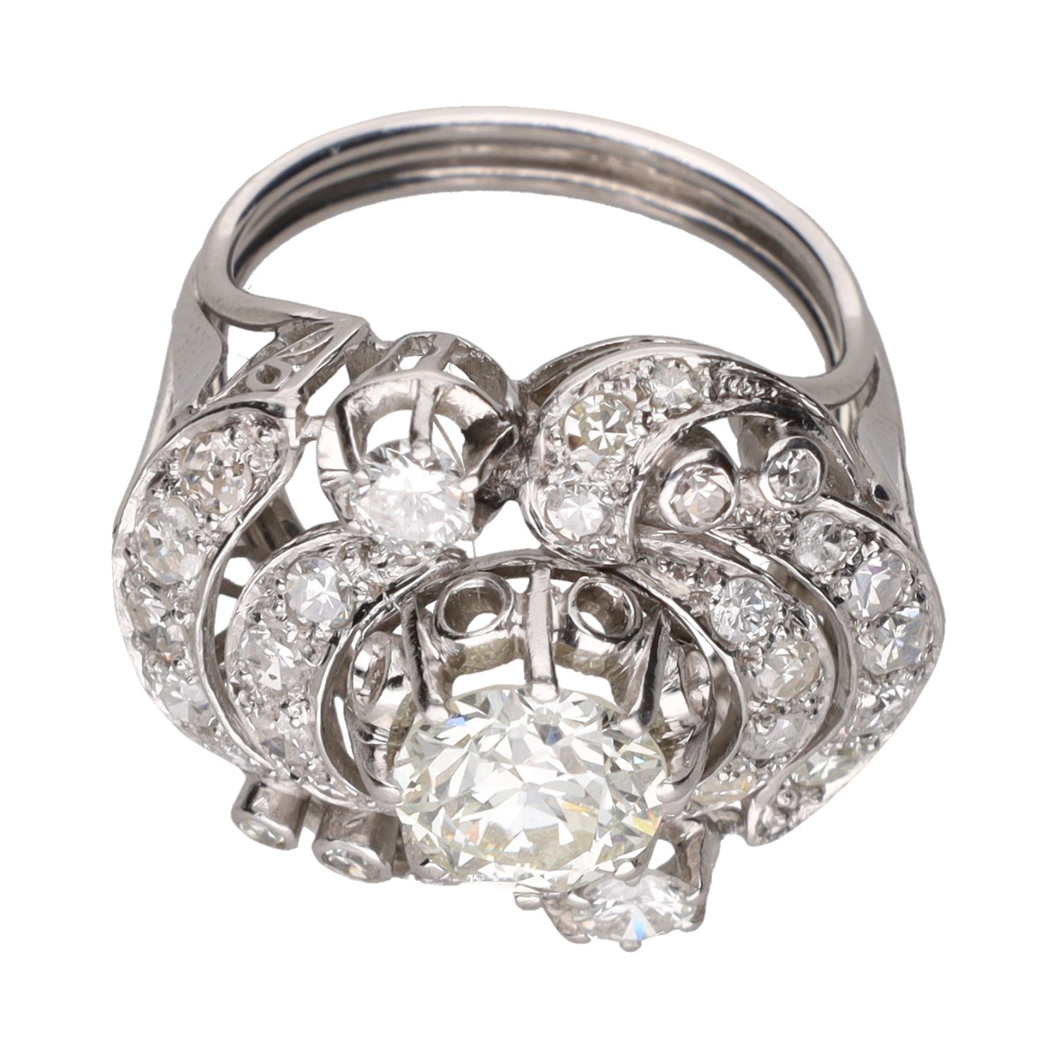 Sortija en oro blanco con brillante central y detalles con diamantes. Talla 13.