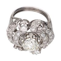 Sortija en oro blanco con brillante central y detalles con diamantes. Talla 13.