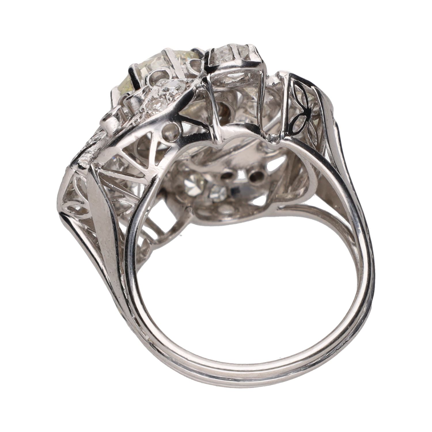 Sortija en oro blanco con brillante central y detalles con diamantes. Talla 13.