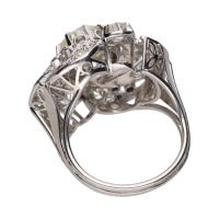 Sortija en oro blanco con brillante central y detalles con diamantes. Talla 13.
