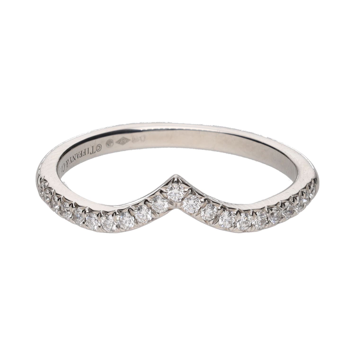 Sortija tiffany & co. Realizado en platino y brillantes. Talla 17.