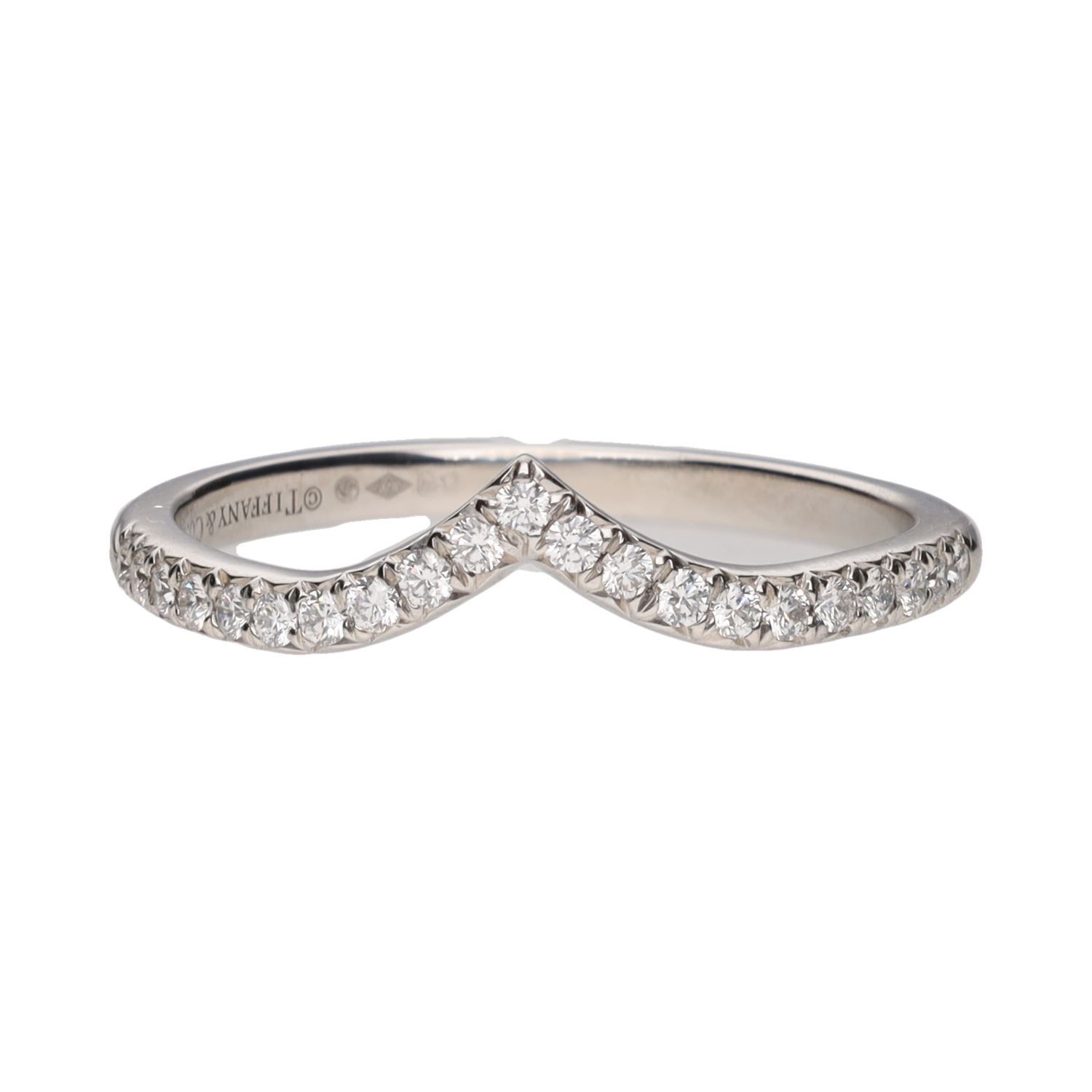 Sortija tiffany & co. Realizado en platino y brillantes. Talla 17.