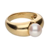 Sortija corazón de cartier en oro amarillo con perla. Talla 59.