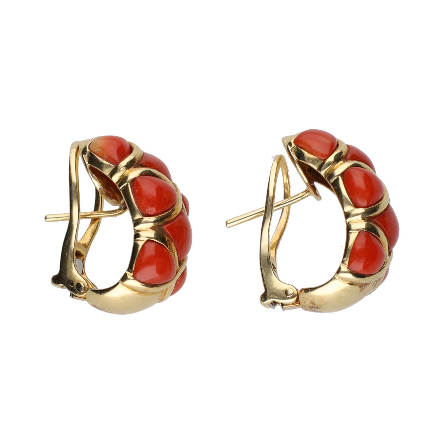 Pendientes en oro amarillo y coral.
