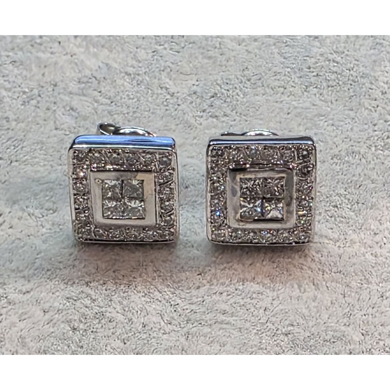 Pendientes cuadrados en oro blanco con brillantes.