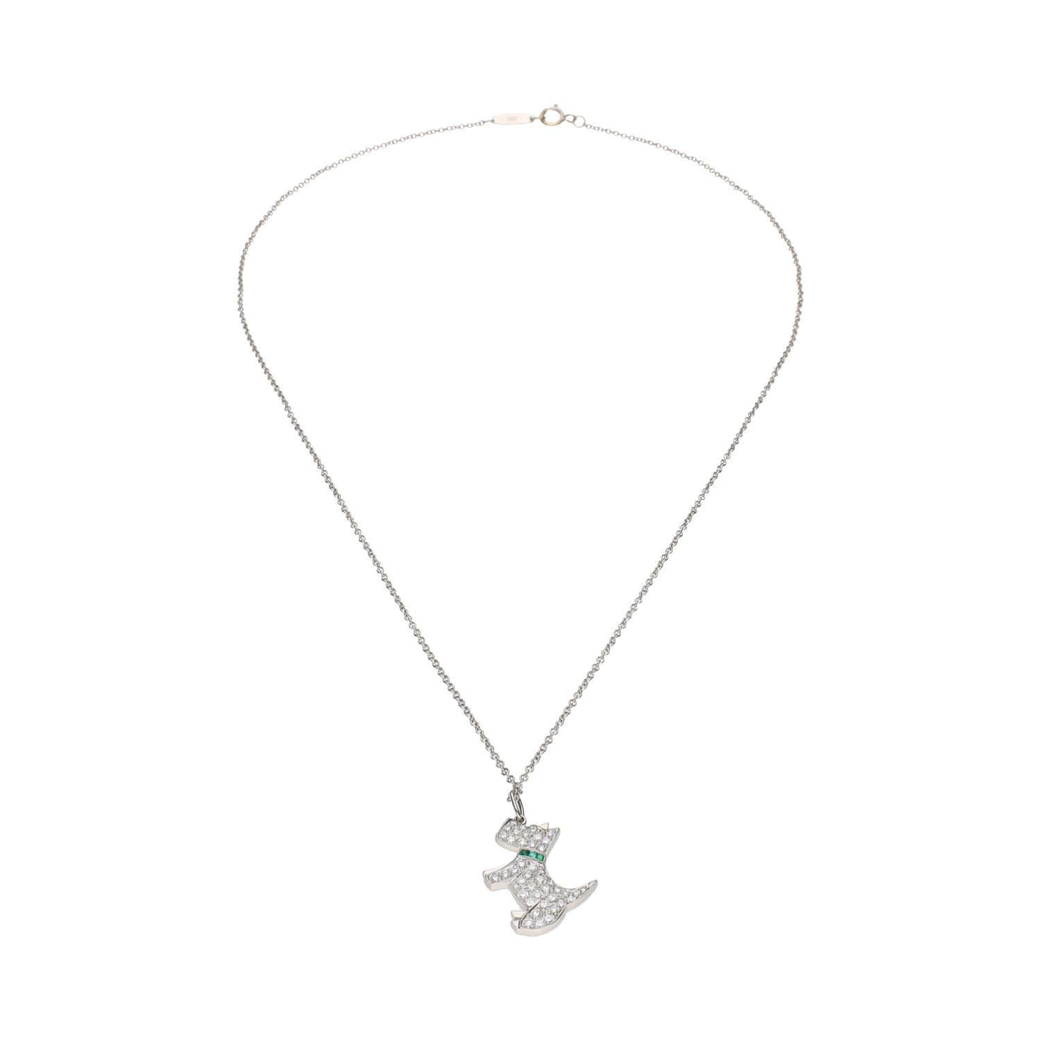 Collar tiffany & co. Realizado en oro blanco con colgante de perro en platino con esmeraldas y brillantes.