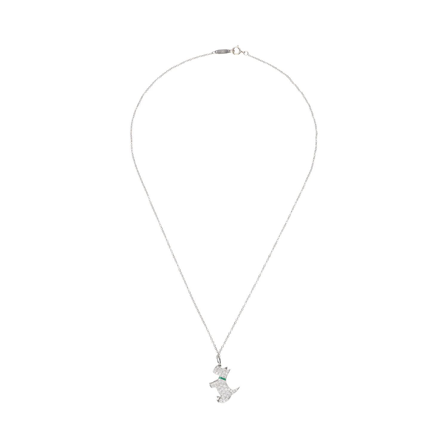 Collar tiffany & co. Realizado en oro blanco con colgante de perro en platino con esmeraldas y brillantes.