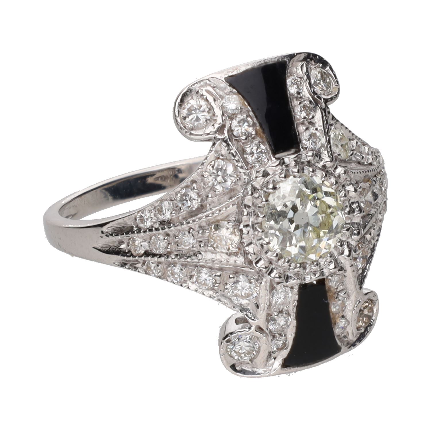 Sortija en oro blanco con ónix y diamantes. Talla 17.