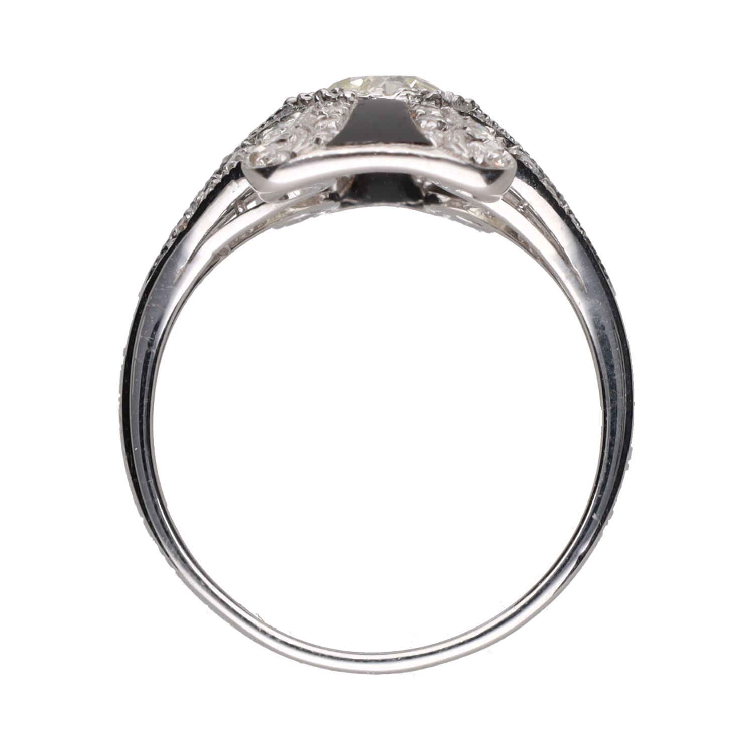 Sortija en oro blanco con ónix y diamantes. Talla 17.