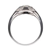 Sortija en oro blanco con ónix y diamantes. Talla 17.