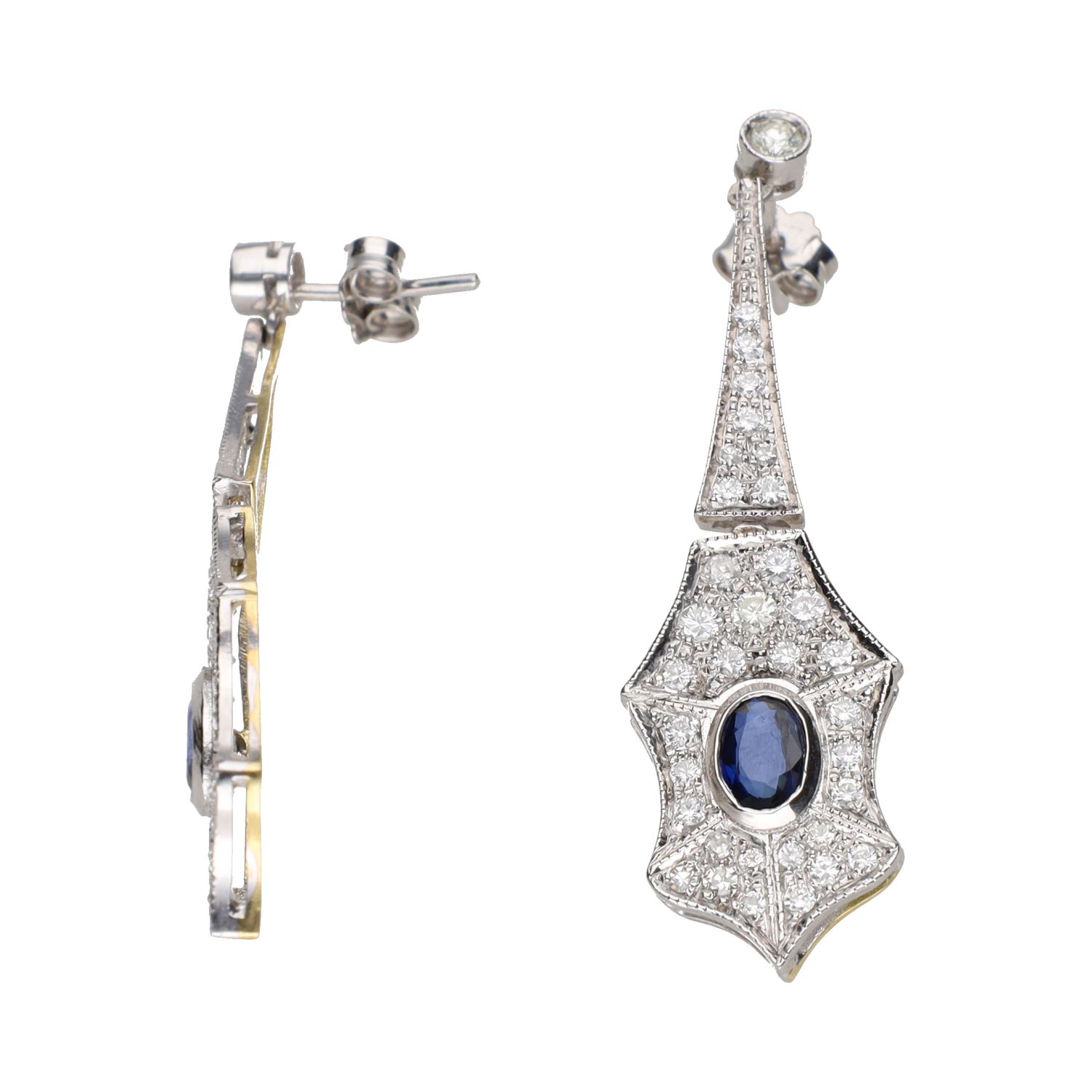 Pendientes largos en oro blanco con zafiros y diamantes.