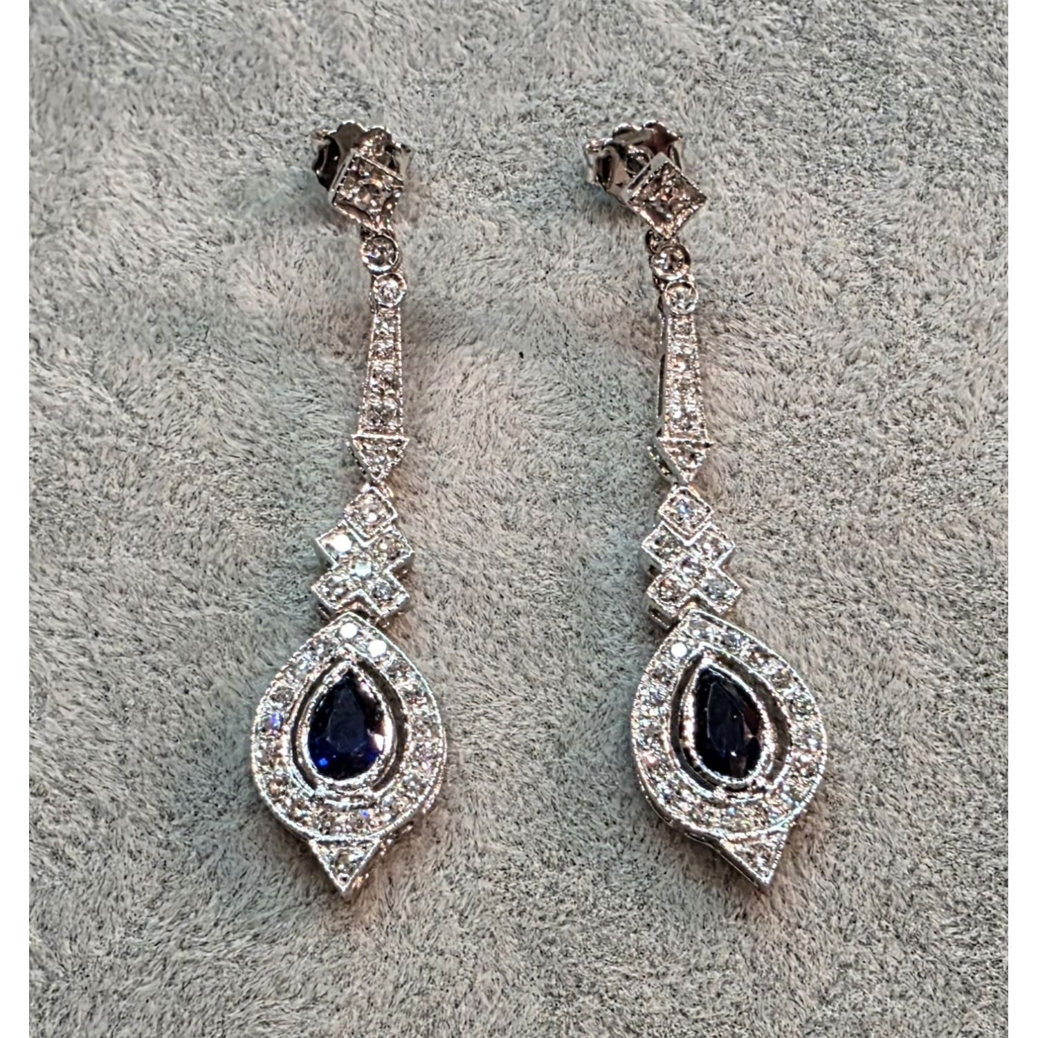 Pendientes largos en oro blanco con zafiros y diamantes.