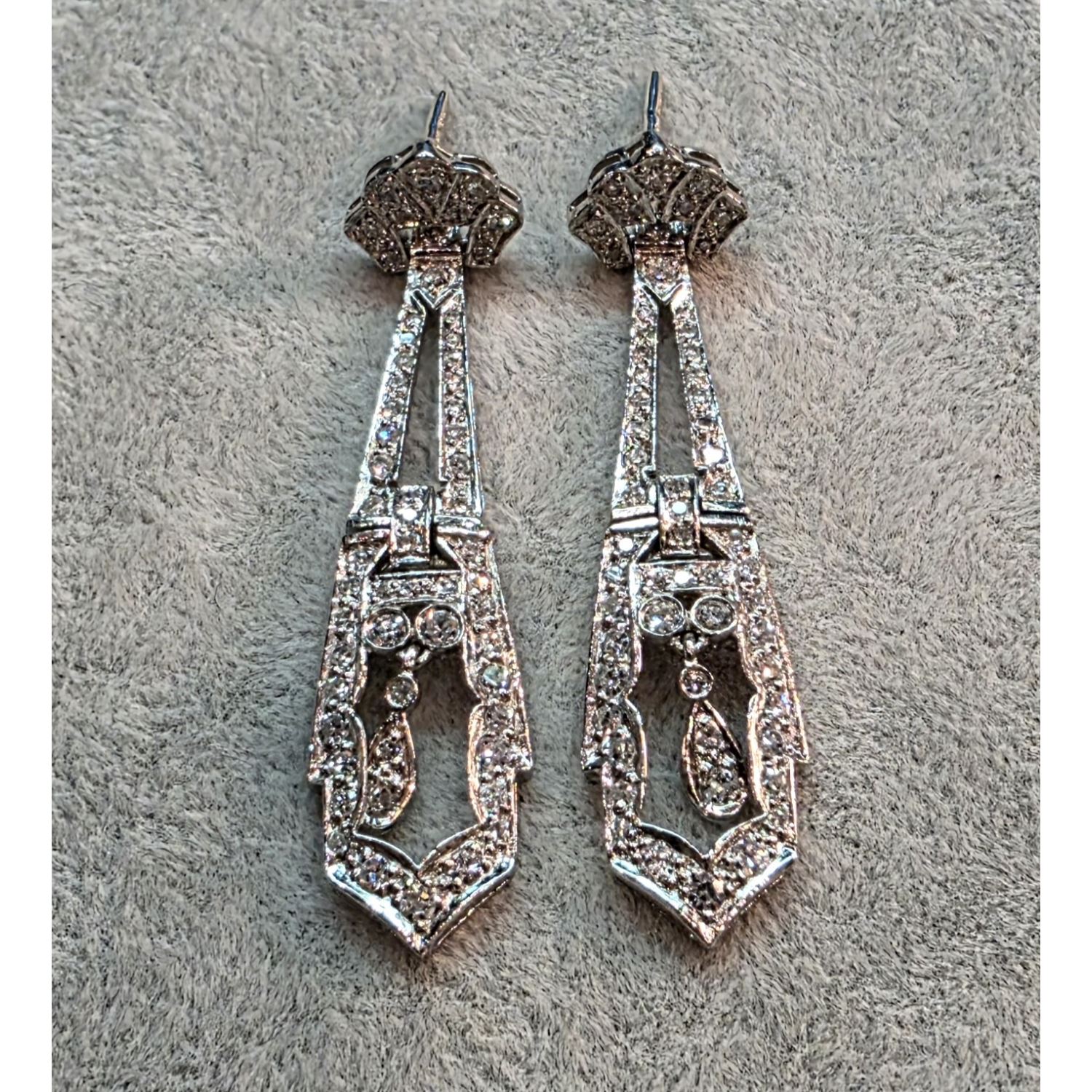 Pendientes largos en platino con diamantes.