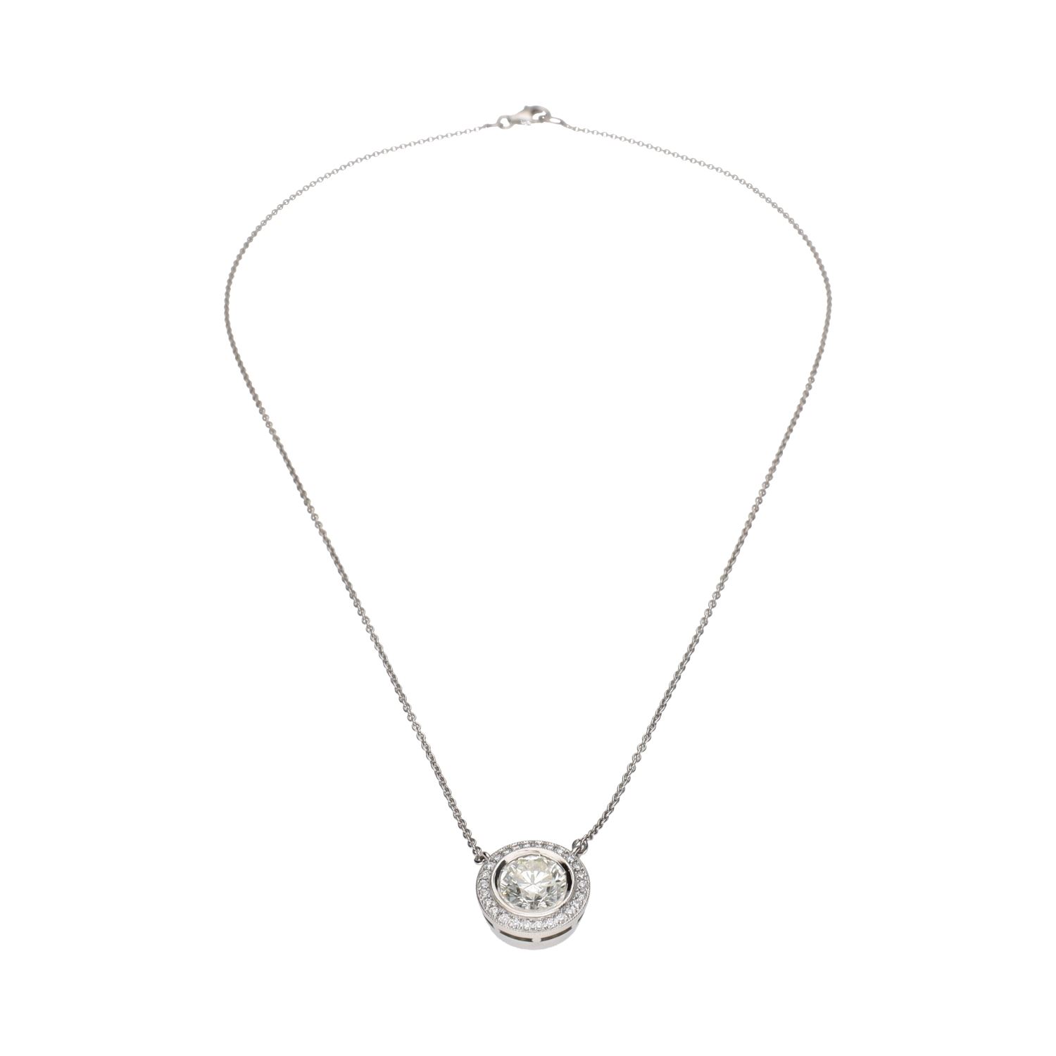 Collar en oro blanco con brillante central y orla de brillantes.