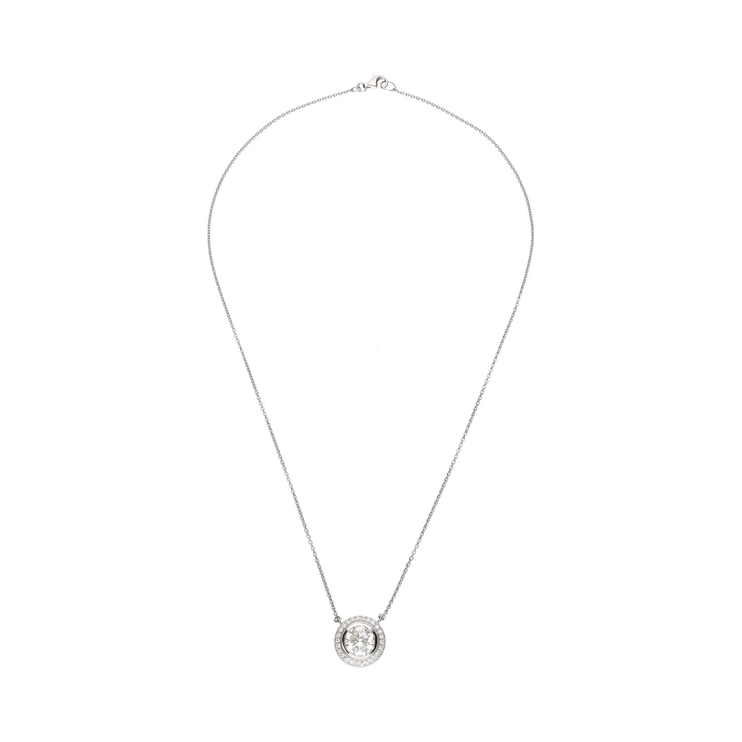 Collar en oro blanco con brillante central y orla de brillantes.