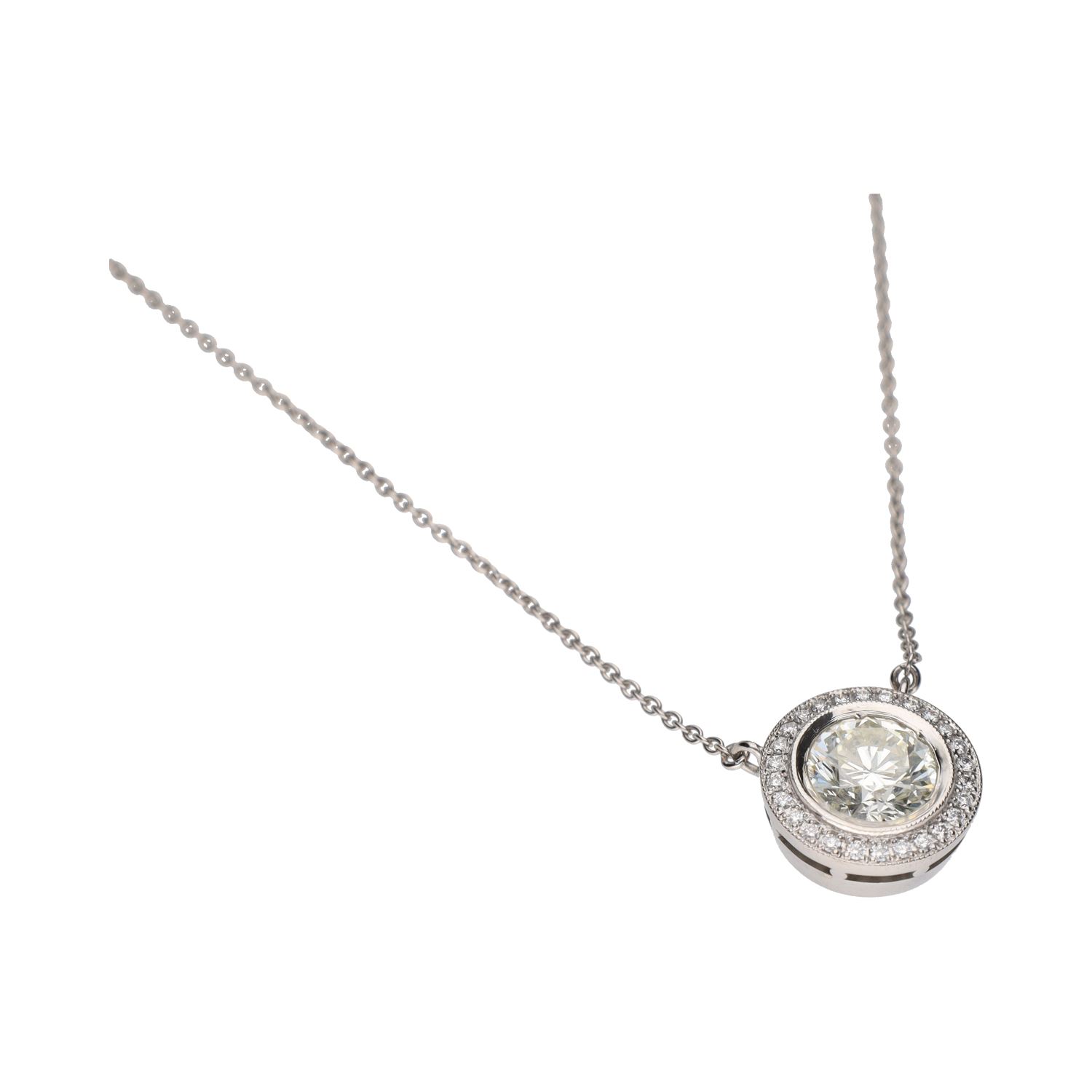 Collar en oro blanco con brillante central y orla de brillantes.