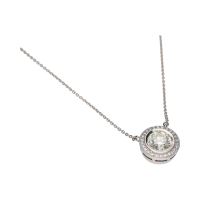 Collar en oro blanco con brillante central y orla de brillantes.