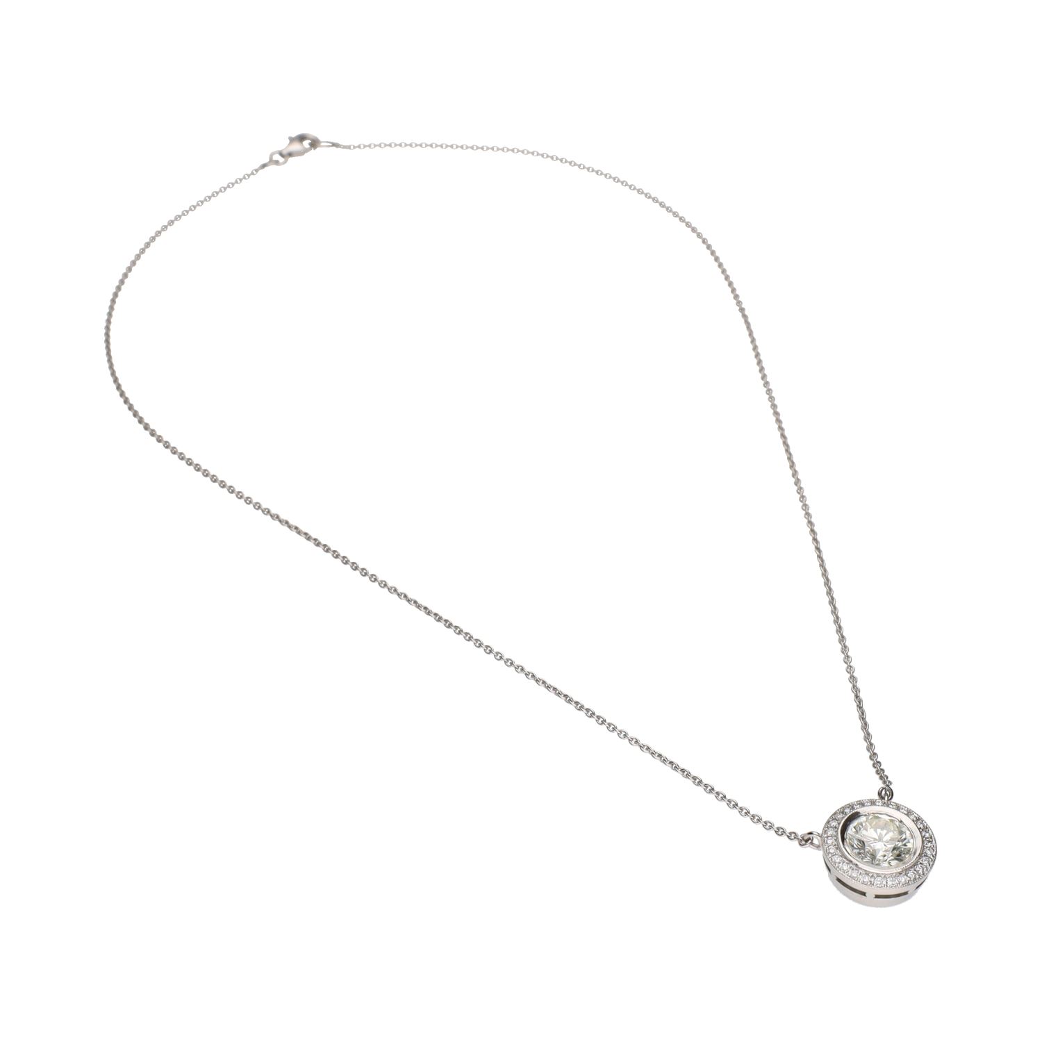 Collar en oro blanco con brillante central y orla de brillantes.